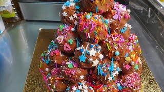 הר כדורי שוקולד מרהיב (ליהי קרויץ - מטבח בקלי קלות) - התמונה מוצגת ישירות מתוך אתר האינטרנט יוטיוב. זכויות היוצרים בתמונה שייכות ליוצרה. קישור קרדיט למקור התוכן נמצא בתוך דף הסרטון