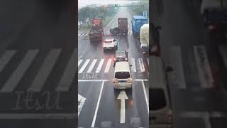 Download lagu Video keselamatan jalan raya | Contoh titik buta pada kecelakaan lalu lintas antara truk dan mobil. mp3 Download lagu Video keselamatan jalan raya | Contoh titik buta pada kecelakaan lalu lintas antara truk dan mobil. mp3