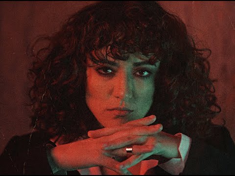Sevgi Başar - Mutluyum Böyle (Official Video)