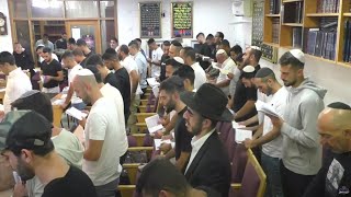 שידור חי- סליחות רבע שעה למען החיילים!- הרב אפרים שרבני (הרב אפרים שרבני) - התמונה מוצגת ישירות מתוך אתר האינטרנט יוטיוב. זכויות היוצרים בתמונה שייכות ליוצרה. קישור קרדיט למקור התוכן נמצא בתוך דף הסרטון