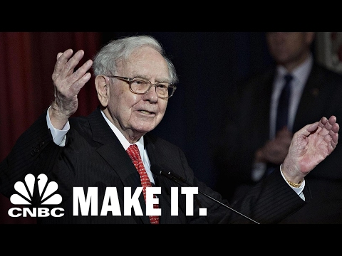 How Warren Buffett Overcame His Fear Of Public Speaking | CNBC Make It.