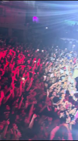 CROWD SURFING EN MAYA! #LAAMENAZA