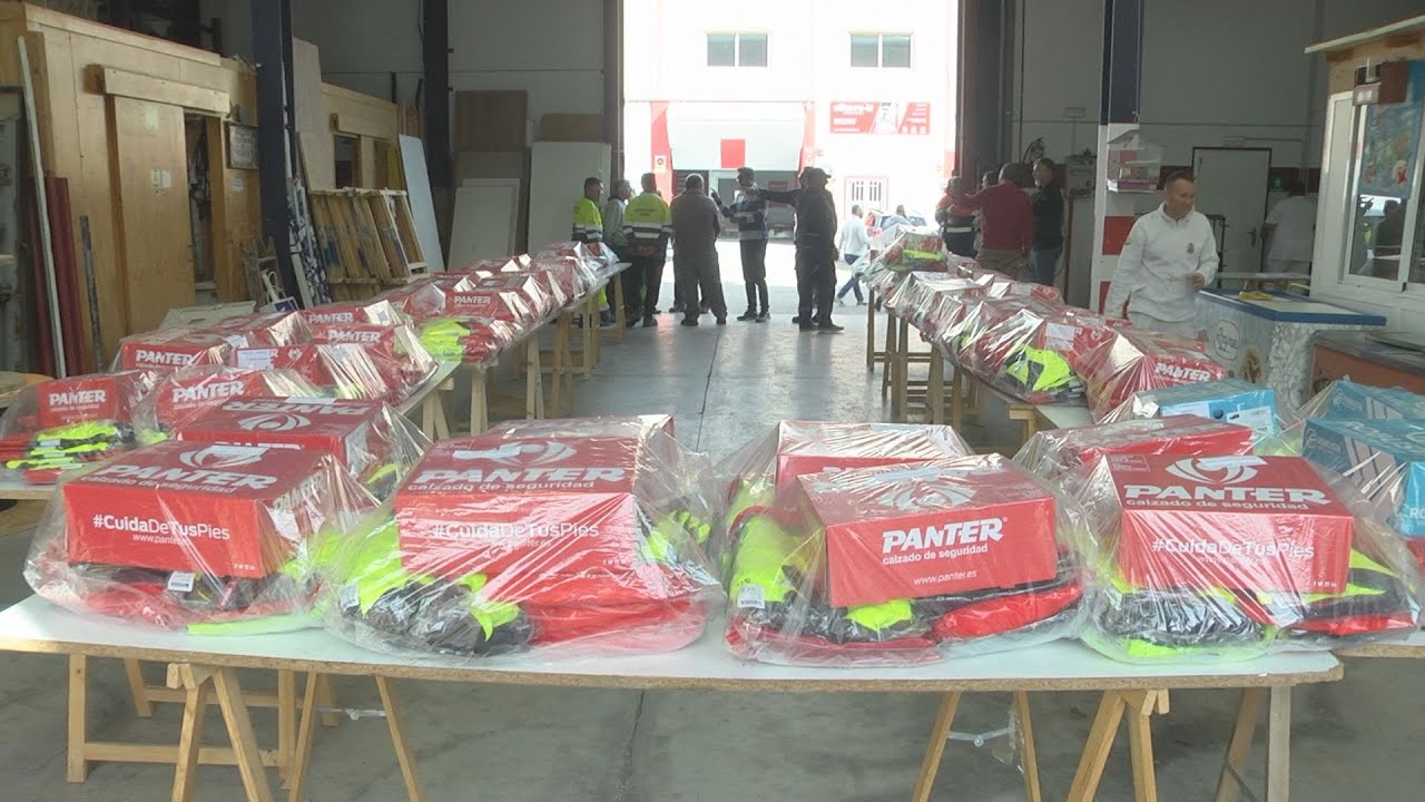 Se entregan los uniformes a los empleados municipales. Recursos Humanos. Alcaldía