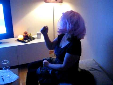 Freddi sjunger för fulla muggar.(akta glasen)