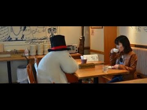 Restaurante ofrece peluches gigantes a comensales solitarios (Noticiero CualquierVaina 08-05-2014)