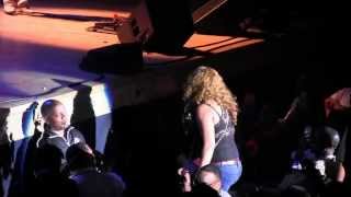 RONALD ISLEY BRINGS UP DC AUDIENCE MEMBER AND SHE KILLS IT