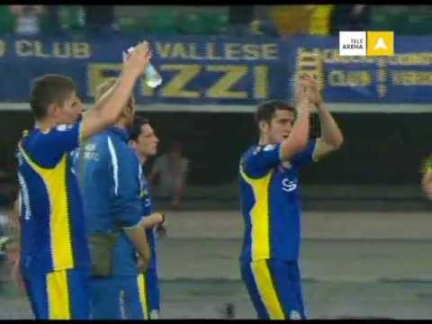 L'applauso e i cori del Bentegodi per il Verona