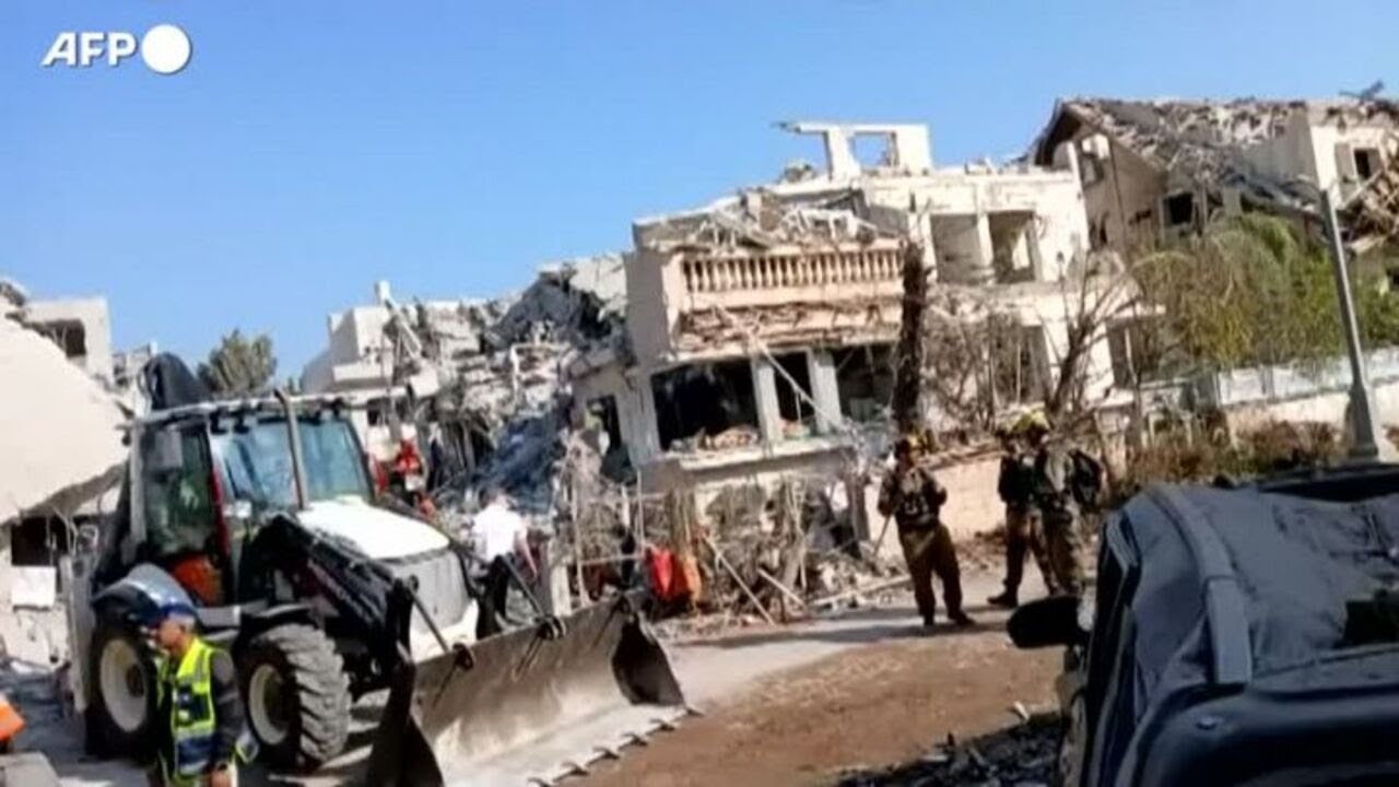 Israele, ingenti danni dopo i raid missilistici iraniani: soccorritori sul posto