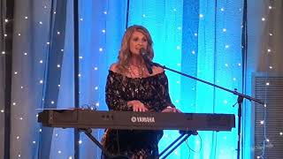 Linda Davis honors Joe Murphy at The 2018 Thanksgiving Dinner