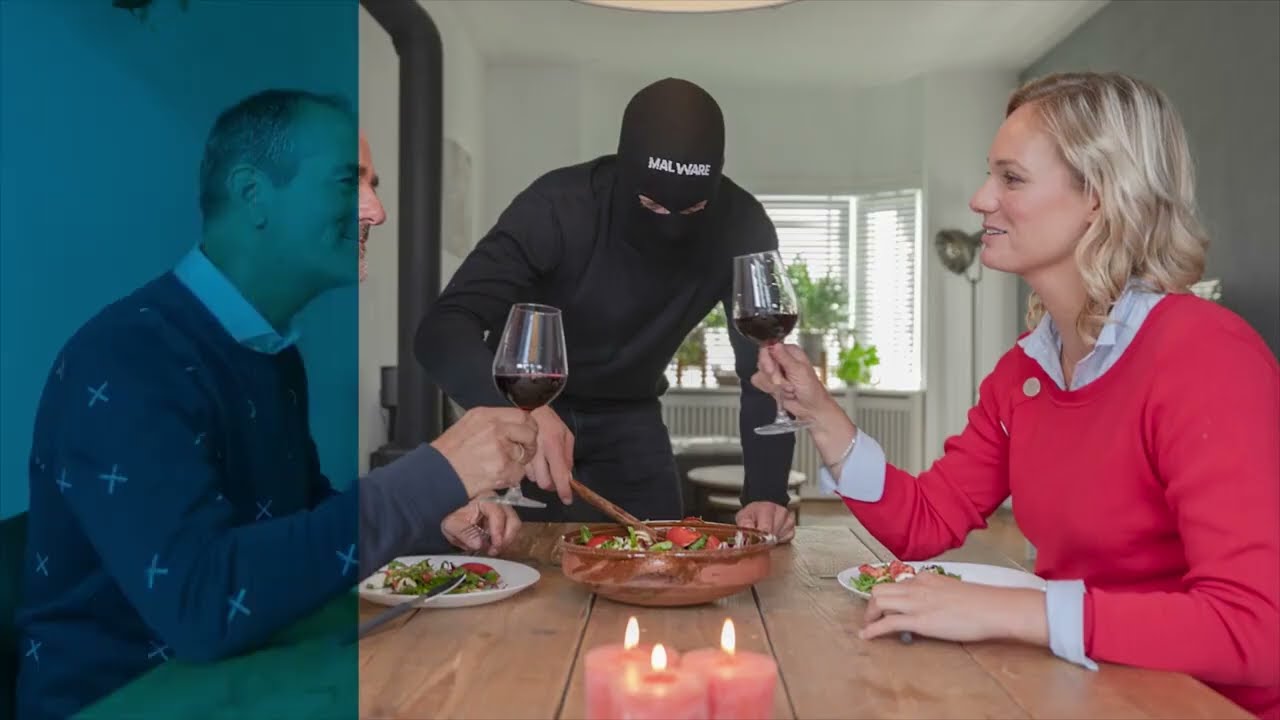 Een stel is aan het dineren aan de eettafel. Rond hen sluipt een persoon met een bivakmuts.