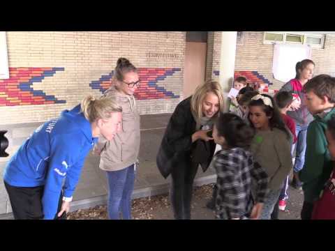 Theresa Panfil und Marith Prießen beim "Arche-Astellas Kickercup"