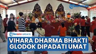 Momen Sakral Perayaan Imlek di Vihara Dharma Bhakti Glodok Jakarta Barat, Umat Buddha Khusyuk Doa