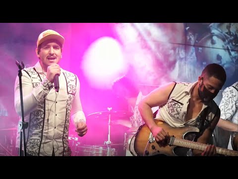 Un Beso a Medias LIVE- Bareto