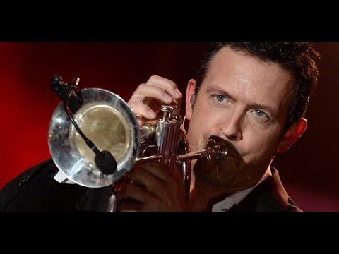 Er macht einfach gute Musik egal ob Jazz, Swing oder Bossa Nova). Und vermutlich weiß er das auch. T