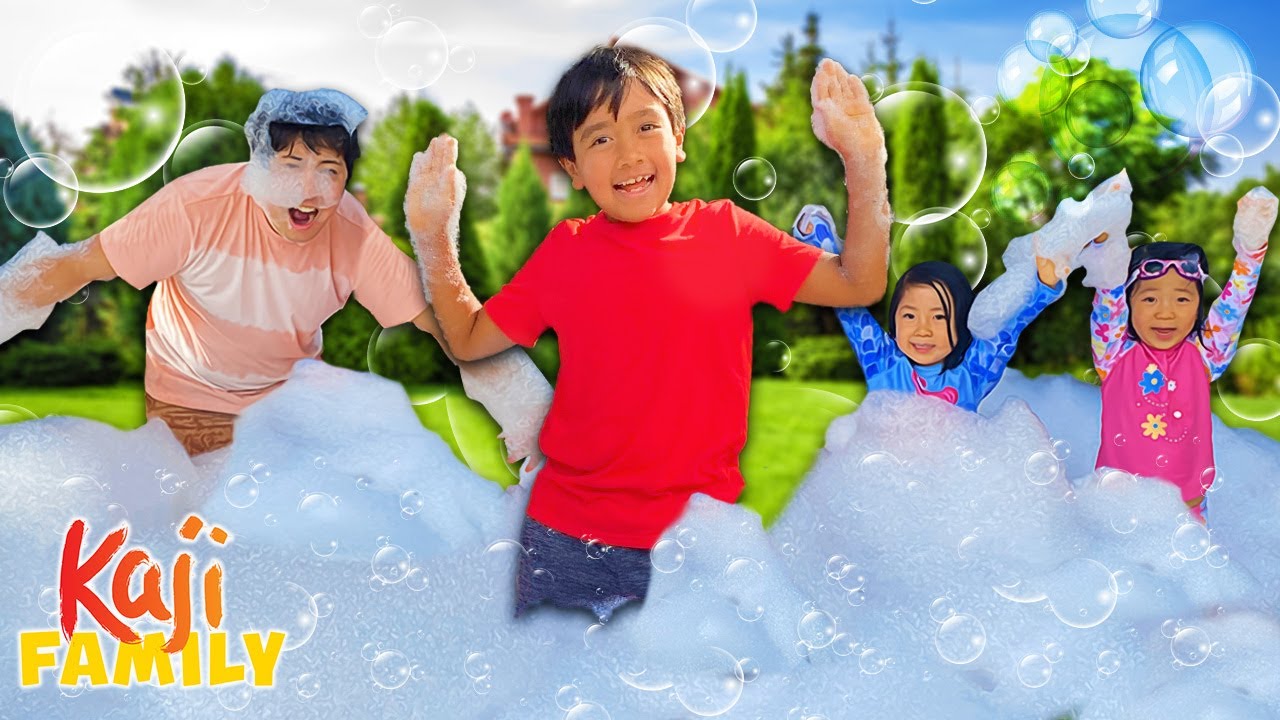 SUMMERTIME BUBBLE PARTY with Ryan, Emma, & Kate! ☀️