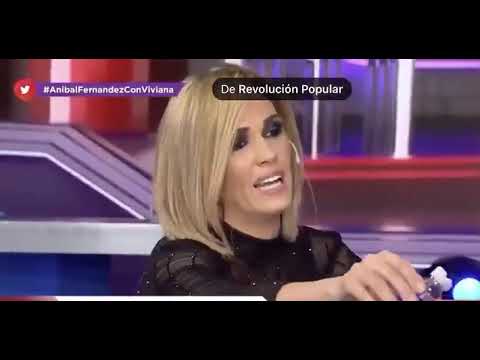 Viviana Canosa le tira alcohol en gel a Aníbal Fernández
