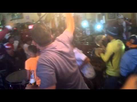 "Ultra Morada.. Previa donde el chino.... Traigan mas copas que sobra vino!!!!" Barra: Ultra Morada &bull; Club: Saprissa