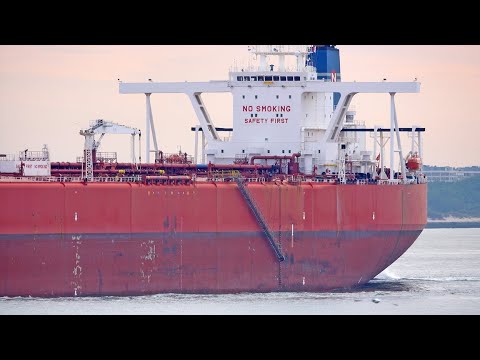 VERY LARGE CRUDE CARRIER AND LNG TANKER LEAVES THE PORT OF ROTTERDAM - SHIPSPOTTING 2022