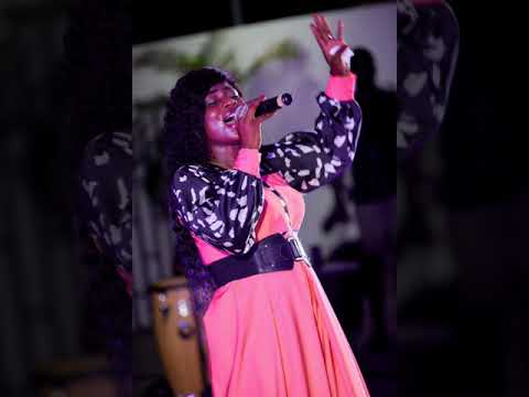 40 minutes d'Adoration non stop avec la Chantre Inès de la Miséricorde.