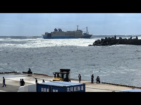 The Ship Passed by without Docking due to Strong Winds! Japan's Southern Islands Ferry Trip