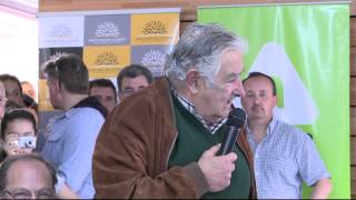 preview picture of video 'Mujica inauguró el Centro Civico Tres Ombúes'