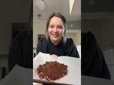 Viral Peanut Butter Chocolate Strawberry Bars