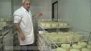 preview picture of video 'How to make cheese - Ondarreko Gaztagintza - Elaboración del queso D.O. Idiazabal en Ondarre'