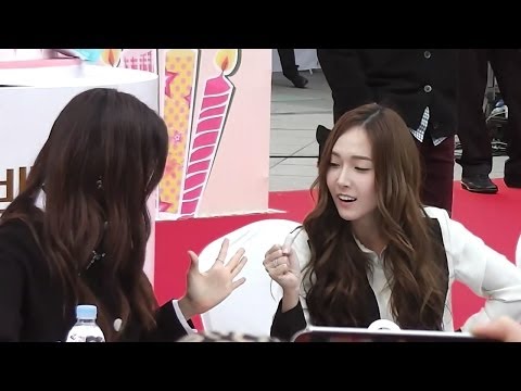 [HD Fancam] 131101 SNSD Seohyun and Jessica Playing Rock Paper Scissors