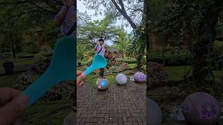 temon bisa berjalan di atas bola warna warni #trendingshorts