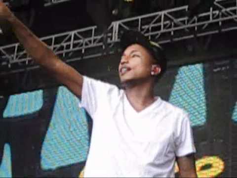 N*E*R*D - Pharrell the horn bag (Summadayze 2011, Melbourne)