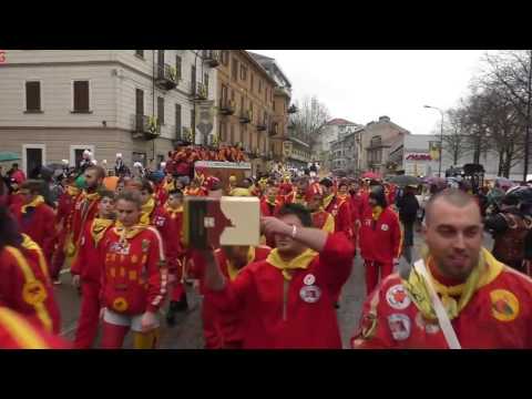 I Diavoli aranceri prima della battaglia delle arance   Carnevale Ivrea 2016