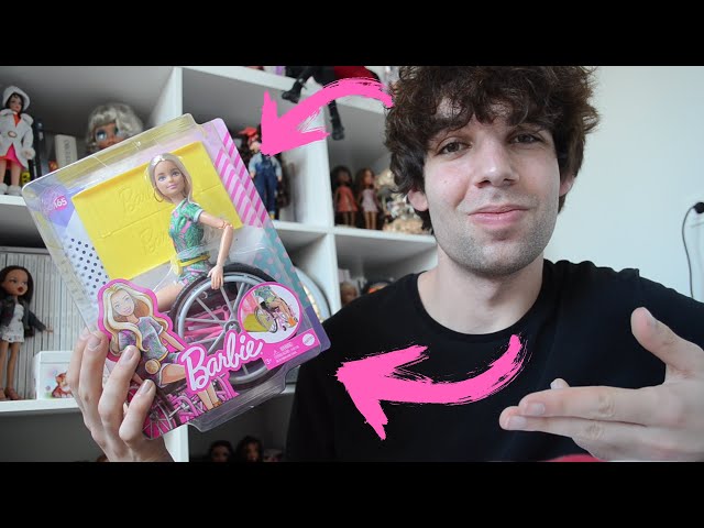 Vídeo relacionado con Barbie Fashionistas Muñeca n.233 Muñeca con pelo marrón, vestido burbuja morado con lentejuelas y falda satinada, collar plateado y tacones, HYT92