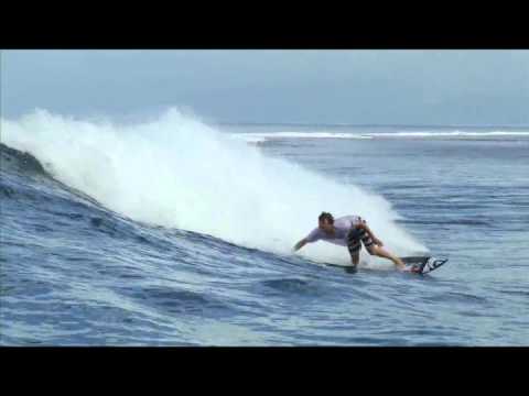 Jeremy Flores, Dane Reynolds e Kelly Slater quebram num secret Tahitiano