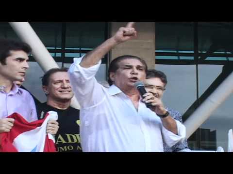 Jader Barbalho é recebido por multidão no Aeroporto de Belém - 15-12-2011