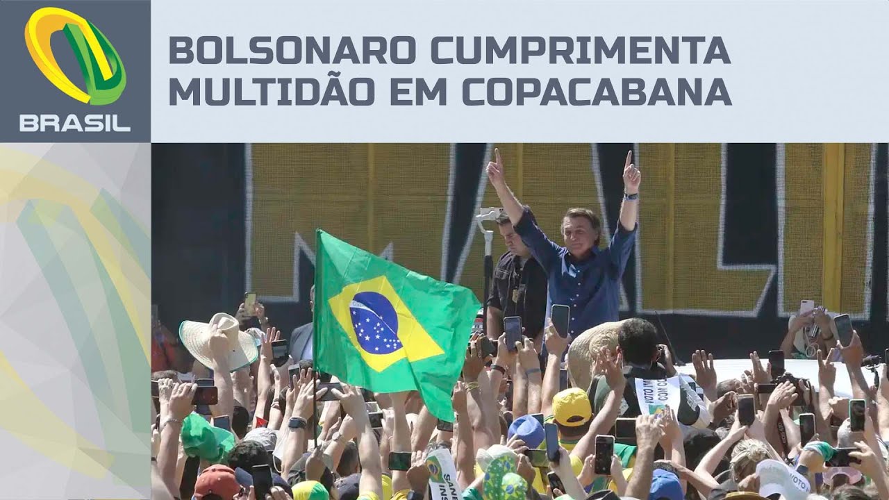 Bolsonaro cumprimenta multidão de apoiadores em Copacabana