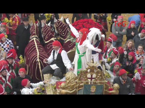 Arrivo corteo con Mugnaia in piazza città - Carnevale Ivrea 2020