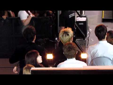 dujun dancing to KHJ's lucky MAMA mnet 29.11.2011