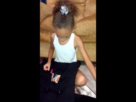 Júlia provando a bala Plutonita