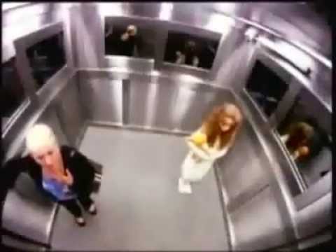 Le fantôme d'une petite fille dans l'ascenseur
