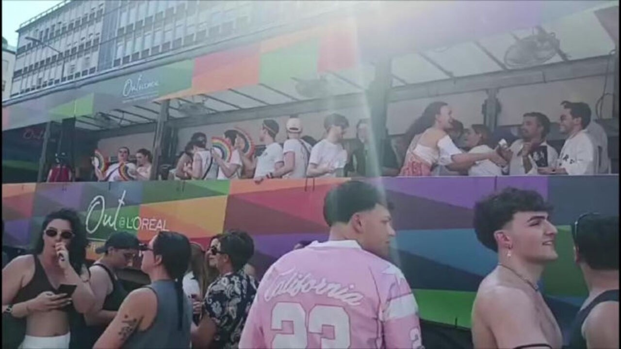 Bandiere arcobaleno, travestimenti colorati e tanti ventagli al corteo del Milano Pride
