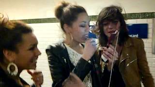 Fiona Ines & Romane in metro Trocadéro
