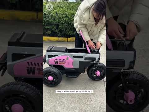 Người mẹ lấy ngay chiếc xe máy từ cốp xe xuống #shorts