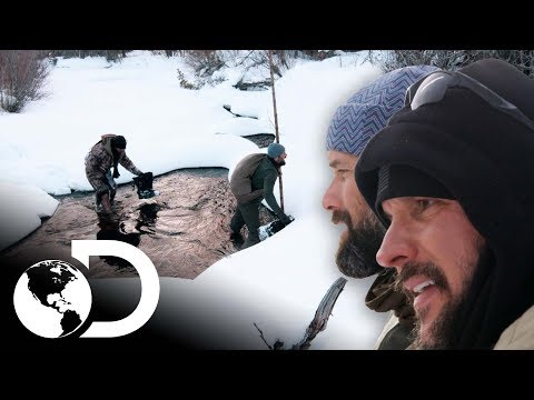 Matt e Joe andam descalços em rio congelado! | Desafio em dose dupla | Discovery Brasil