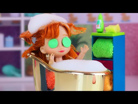 Cuidando de mis Muñecas Elsa y Anna  ¡Un baño para ir a la Escuela!