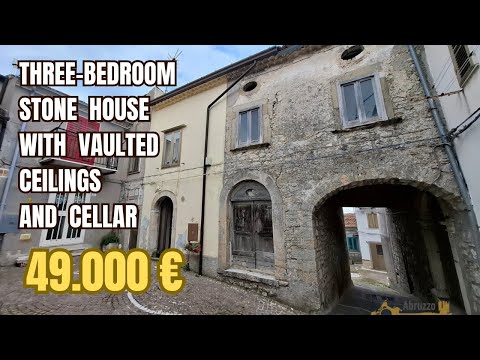 Three-bedroom stone house in good conditions, with vaulted ceilings and cellar. Schiavi D'Abruzzo