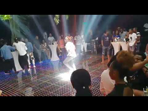 L'artiste Djanny B-Boy au millionnaire club dans motivez la jambe qui motive
