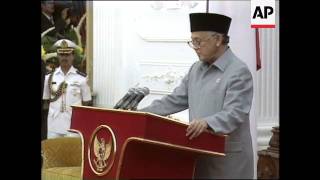 Download lagu INDONESIA: NEW PRESIDENT B J HABIBIE ANNOUNCES NEW CABINET mp3