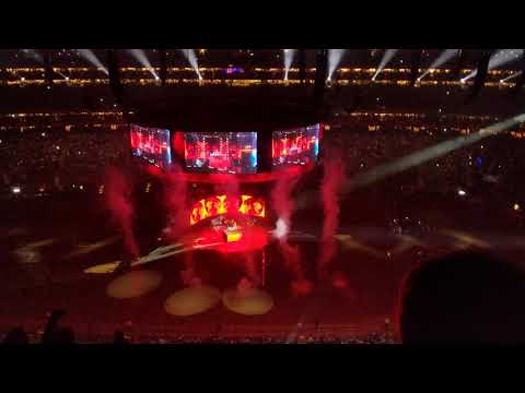 ZEDD playing Botnek's remix of Animals by Martin Garrix at Houston Rodeo
