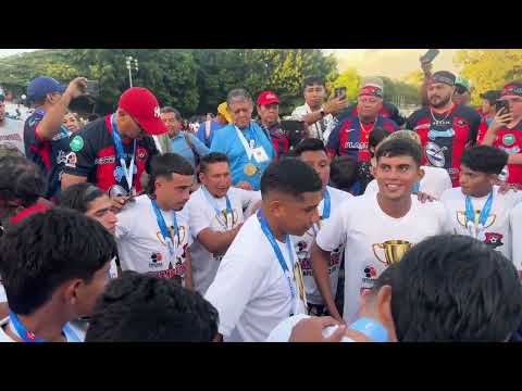 Levantan la copa: Alegría total para los apopenses. Vendaval se coronó campeón.