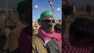 بزي جيش الاحتلال وسلاح جنوده الذي اغتنمه.. مقاتل في كتائب القسام يرد بقوة على دعوات تهجير الغزيين